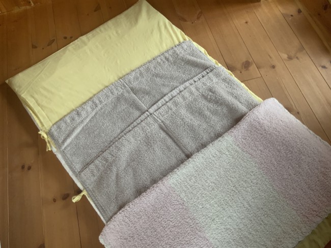 敷布団+カバーは布団セットのもの、掛け布団がわりのバスタオルとブランケットは後から買ったりもらったりしたものです