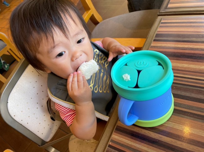 外食時にも、スナックカップに入れると集中して食事ができます