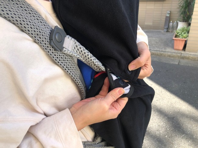 フードは、ボタンで向きを付け替えることができます