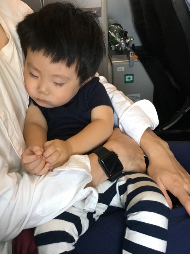 抱っこで飛行機旅ができるのも、わずかな時間。心配することも多いですが、楽しんでくださいね♡