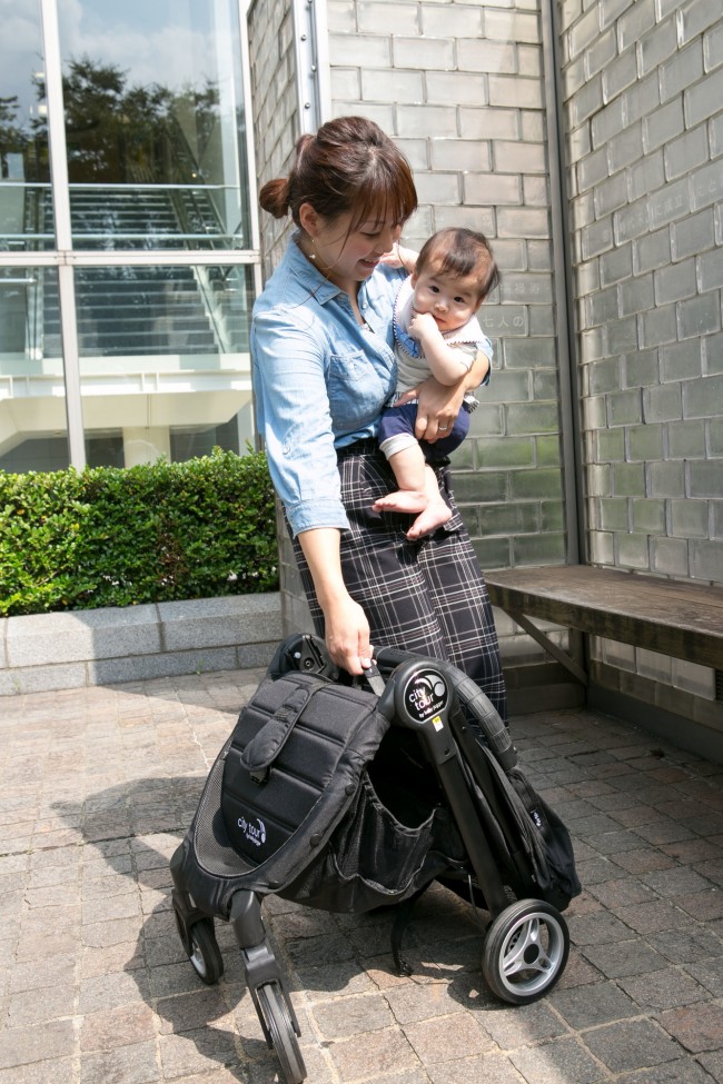 ②シート中央部にある〝取っ手〟を持ち上げると…