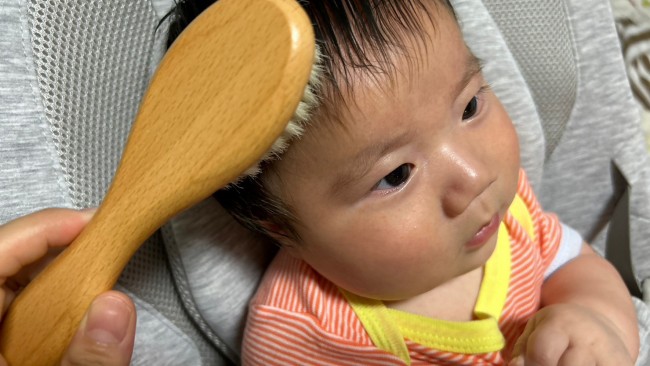 《赤ちゃんのヘアケアって？》髪の毛の“毛玉”に悩むママたちへ　毎日のブラッシングでサラサラ！