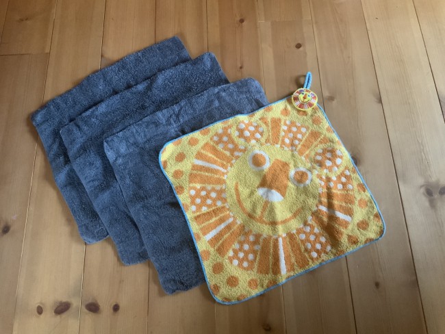 おしぼり用3枚、お手ふき用1枚を毎日持っていきます