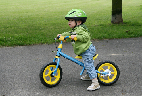 子どものせ自転車のときだけでなく、ペダルなし自転車などで子どもを遊ばせるときも装着したいものです