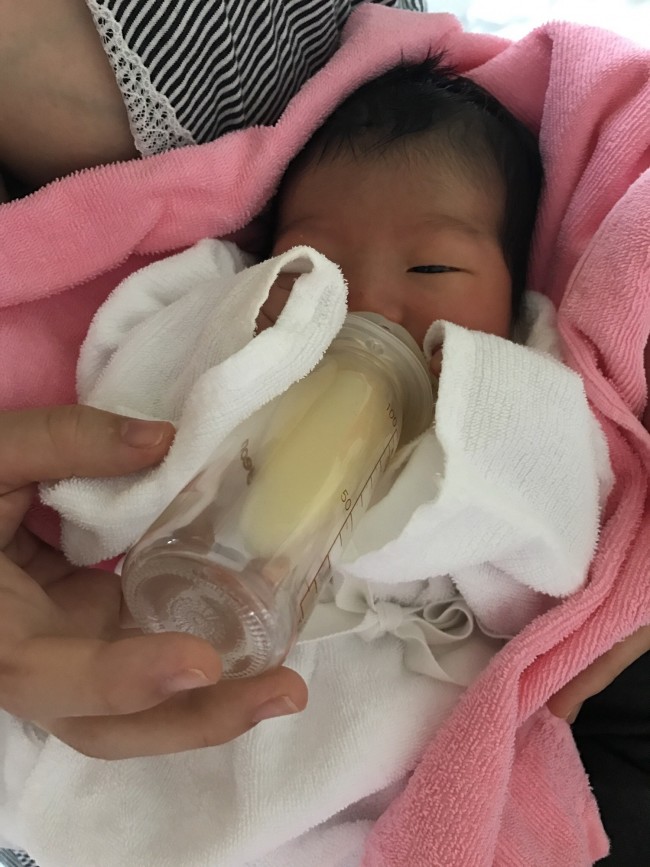 自分で哺乳瓶を持って飲めるなんて…! こんな姿を見ることができて、母乳トラブルも報われました