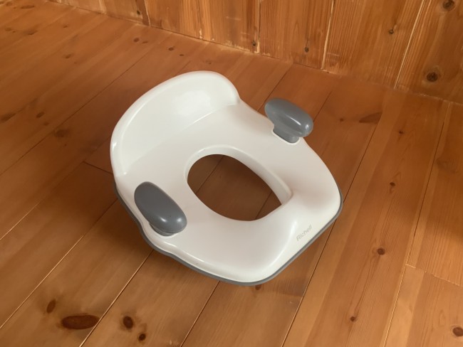 リッチェルの補助便座 これはこれで場所も取らずデザインもすっきりしていて使いやすいです