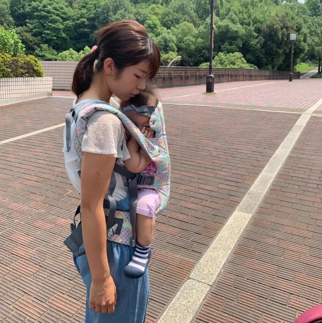 背当てが長いので、起きているときは折りたたんで、寝てしまったら伸ばしてホールド