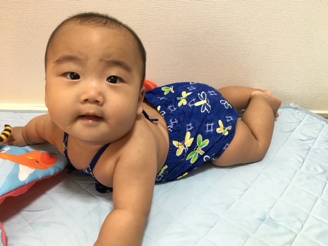 おうちにいることの多いベビーの時期も、甚平風ロンパースを着たら夏気分を満喫!