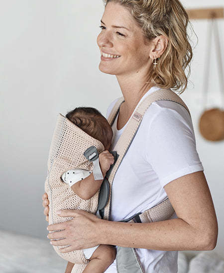 新生児、小さな赤ちゃんを抱っこするのに安心のビョルンMINI