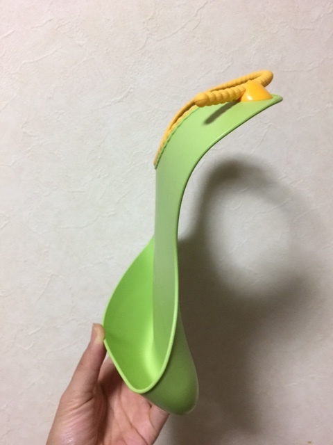 この絶妙な曲線が、子供の体型にフィットします
