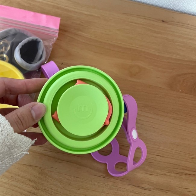 ストローは底蓋にキュッとはめ込んで収納しています