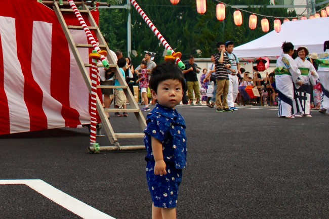 男の子の甚平でスタンダードなのは、藍色（紺色）。渋い和柄で、ぐっとお兄さんに見えますね