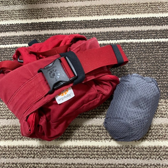 超コンパクト。疲れた〜とぐずりだした時のさっと抱きに大活躍です