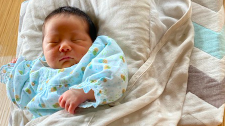 《初めての抱っこにぴったり!》新生児にとっても心地いい、たまごマットおくるみを使ってみました♡