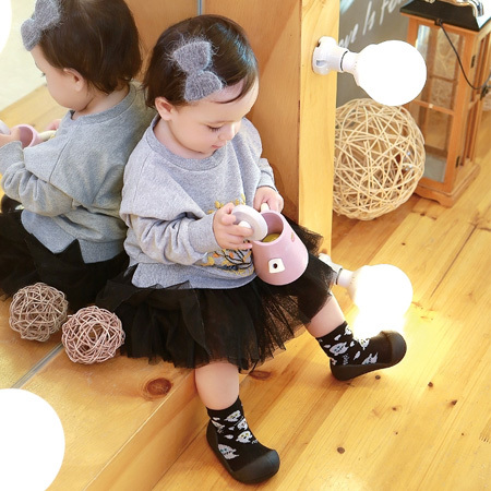 モノトーン基調のコーディネートに、ポイントでおばけアティパスを!