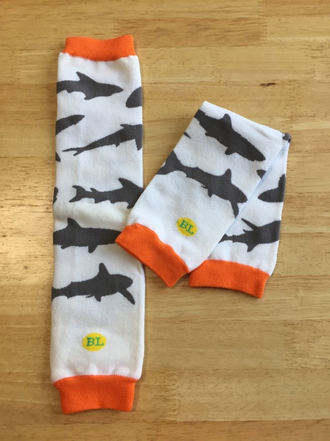 タイツのように都度脱がせる必要が無く、着用したままおむつ替えが可能