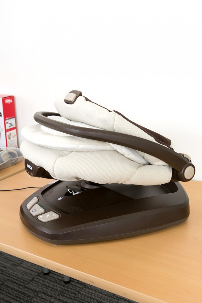 パタンとたたむとコンパクトに。総重量は7キロくらいで、ママでも簡単に持ち運びできる