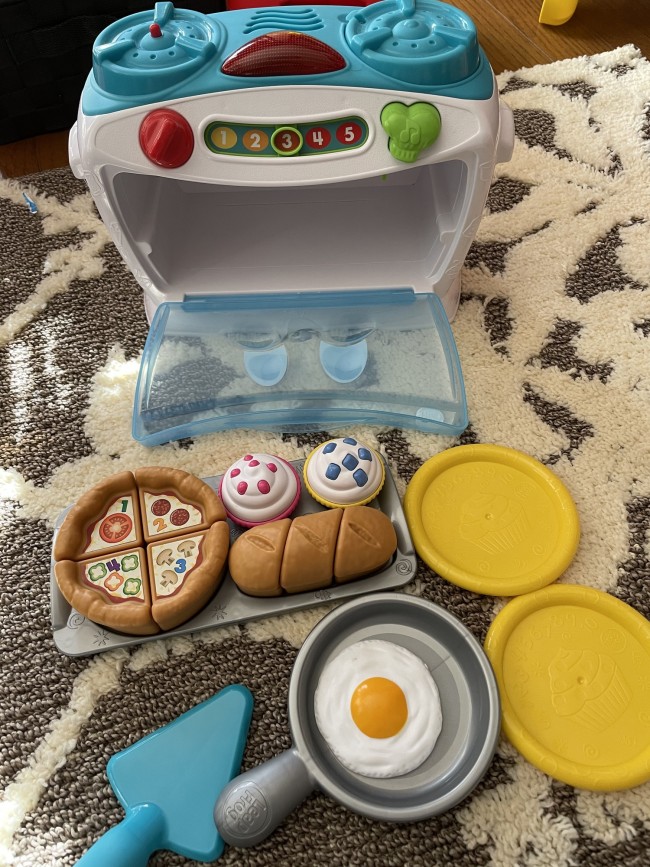 ピザ、パン、マフィンと、お皿、フライパン、目玉焼き、ケーキサーバーが収納されています