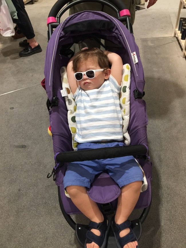 Tシャツ・短パンのラフなコーデも、大人顔負けのサングラスでオシャレに決まります