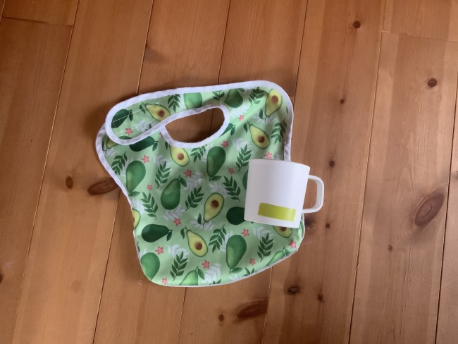 お食事エプロンとコップ