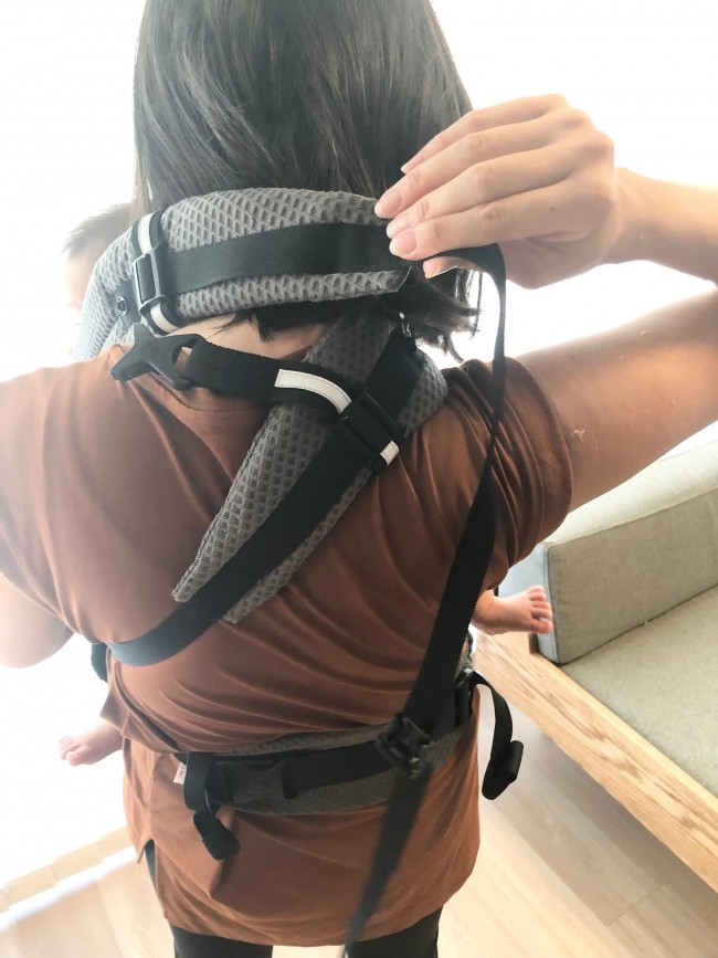 肩ベルトを背中で左右交差して…