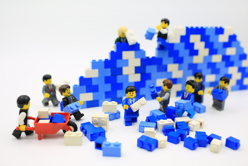 細くて散らかる系オモチャの代表、レゴ。子どもはみんな大好きです（Lewis Tse Pui Lung / Shutterstock.com）