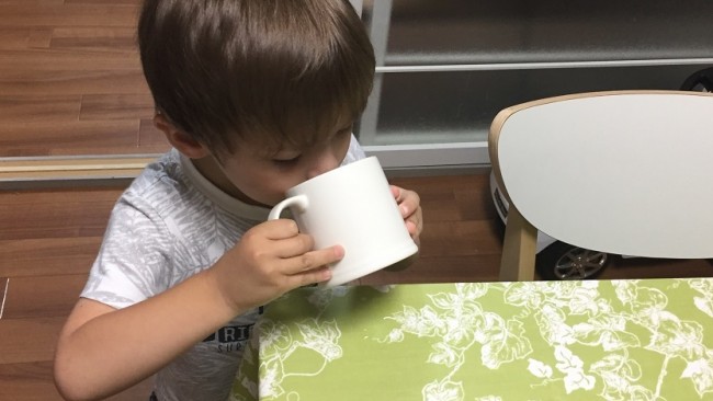 《コップトレーニングを始めよう♪》ストロー大好きな息子が実践! 我が家のコップトレーニングの進め方3ステップ
