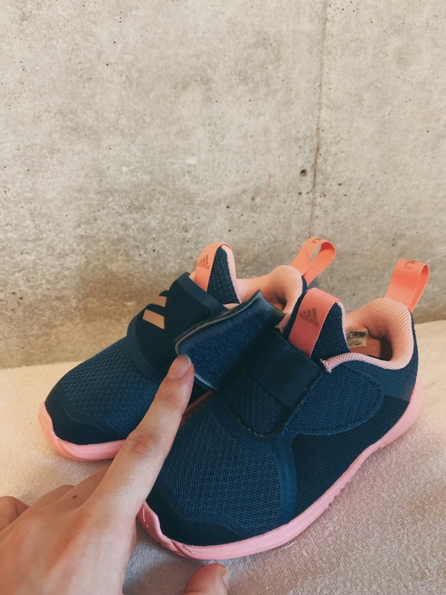 自分で履きやすい靴は、足の甲の開口部がひろいもの