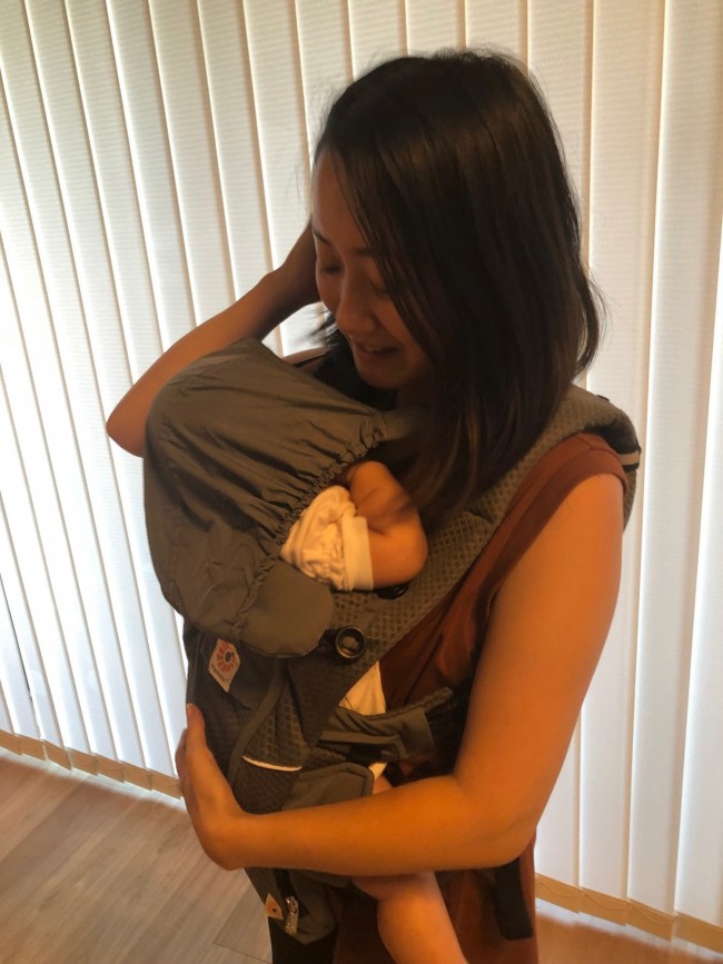 抱っこで寝てしまったときの「首カックン」も防げます。お出かけ時は、頭周りのカバーもあってより安心