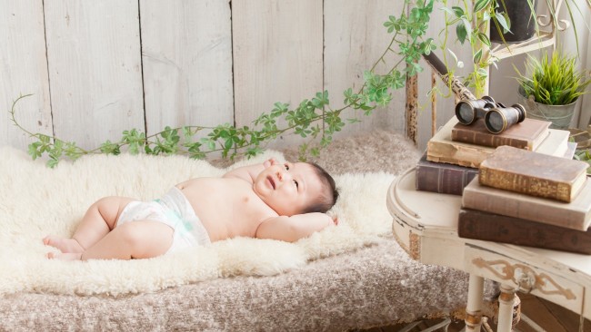 《意外と知らないオムツ替え》テープタイプ、パンツタイプ、どう替えてる? オムツ替えのコツとサイズアップの目安