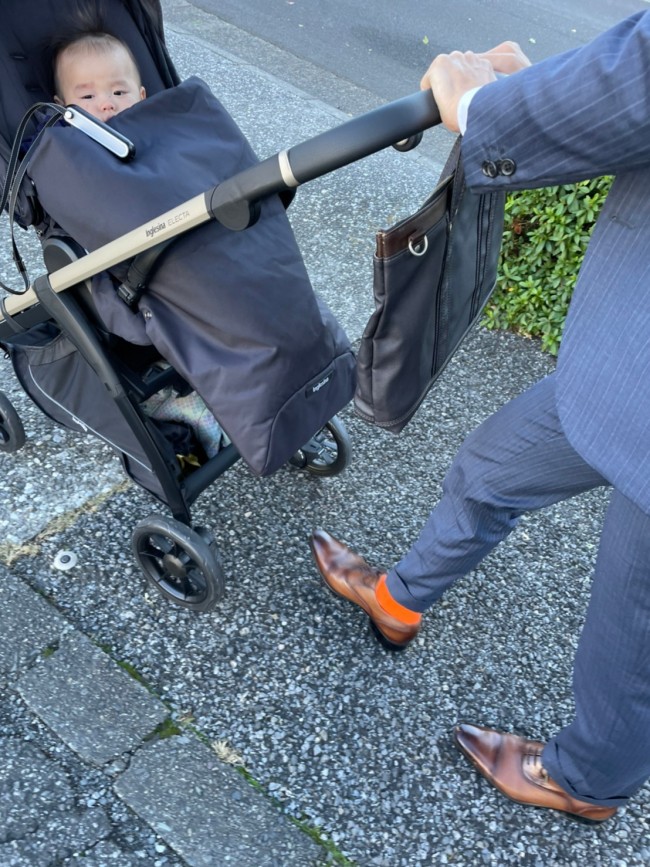 スーツを着たパパの革靴でも押しながら歩きやすく……