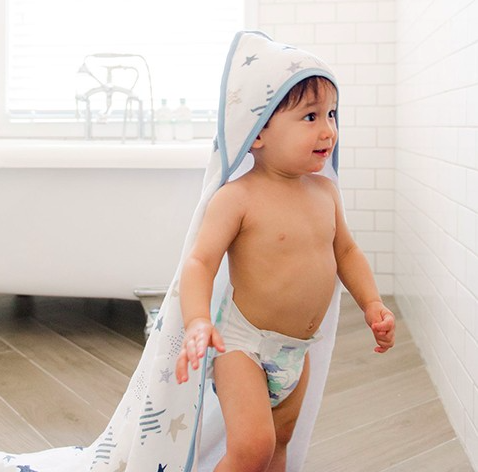 ママが体を拭いている間、頭にすっぽりかぶせておけば保温になります
