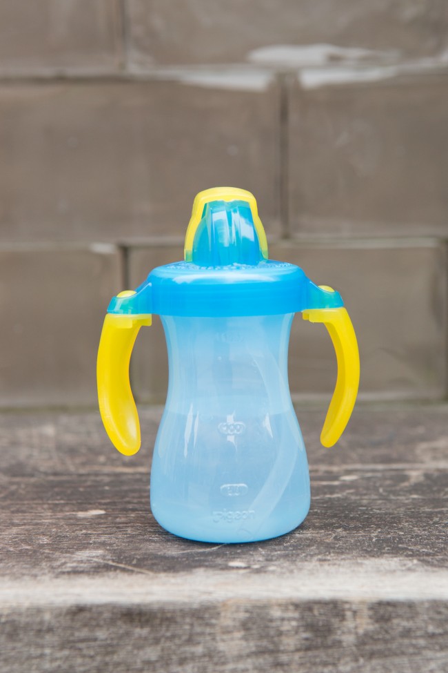 おでかけの必需品は、ピジョンのプチストローボトル。取っ手が折りたためるので、持ち運びにかさばらないところがお気に入りです