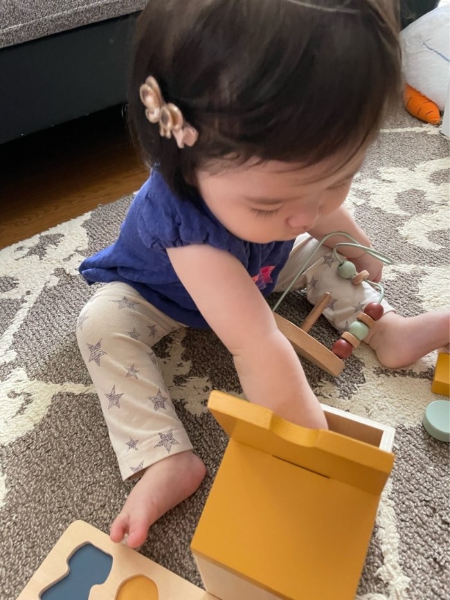 子どもって、物を出し入れするのが好きですよね。ブロックを入れたり出したり忙しそう
