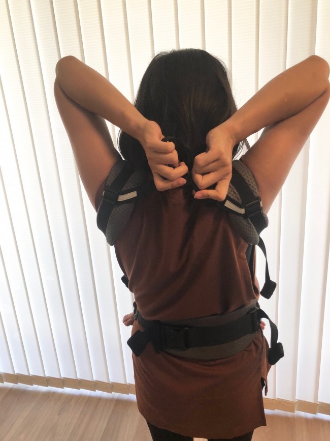 最後は背中のバックルを留めます