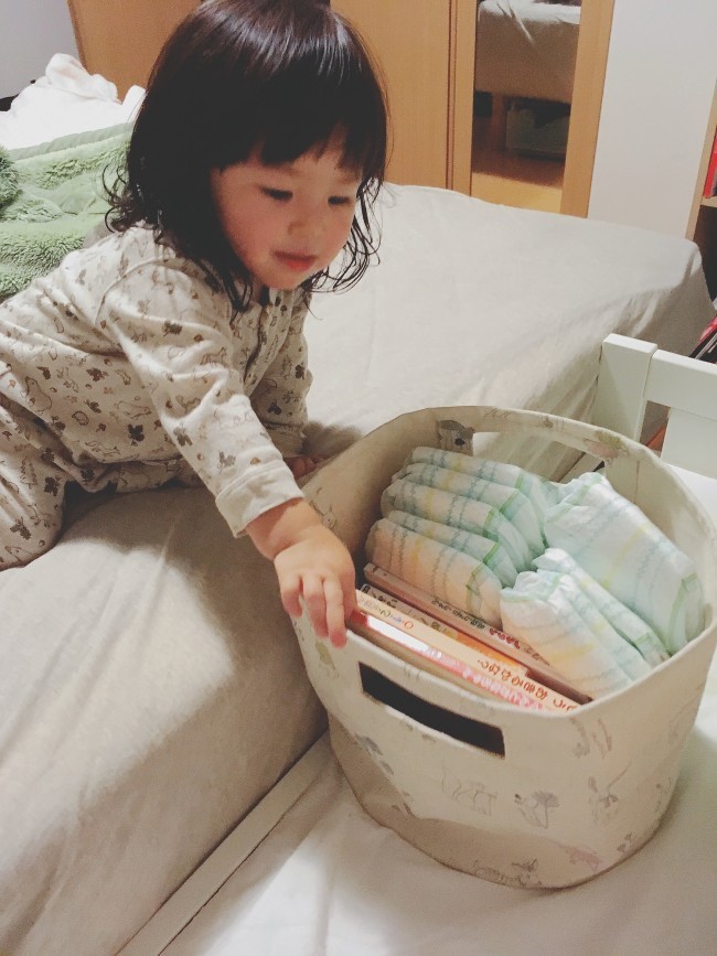 絵本やおくるみなどと一緒に、夜に使うおむつを寝室のカゴにセット