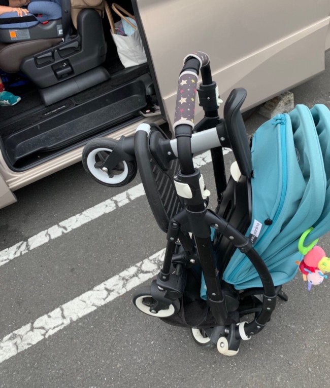 立たせた時の角度により、バーの角度が変わります。ホイールボードをつけたままでも自立するのがすごい!