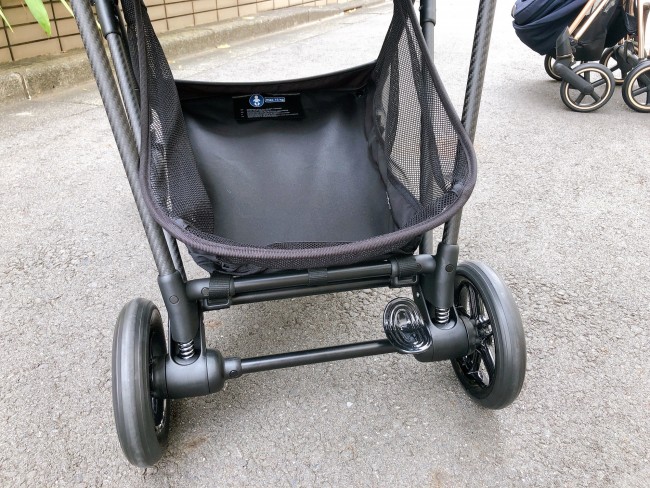 メリオはより広く、出し入れがしやすいデザインです。ワイヤーが入っているので、しっかりとした開口部