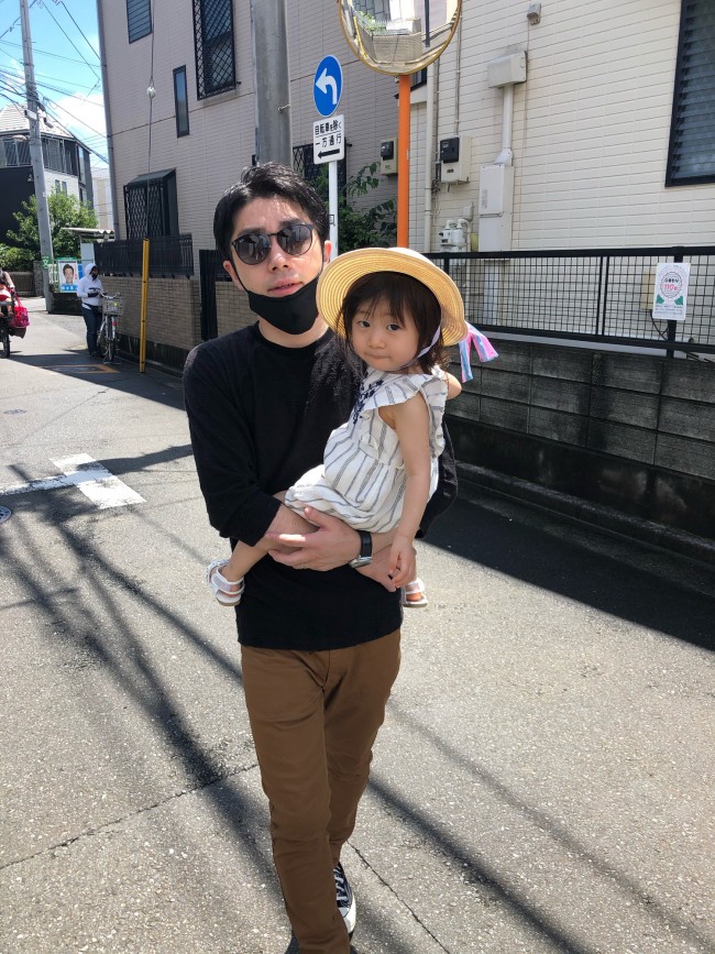 カンカン照りの日、パパやママがサングラスを必要とするんだから、子どもにだって必要なはず!