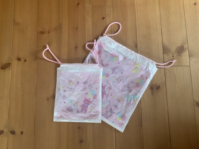 何かと必要なビニール巾着は、100円ショップで2枚セットになっているもの。裏側にはマジックで大きく名前を書いています