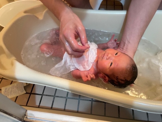 ベビーバスでの沐浴も、新生児期までのイベント！