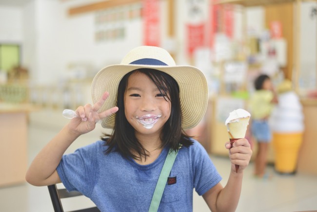 オトナっぽいスタイルに憧れる女子は、清楚な麦わらで♪