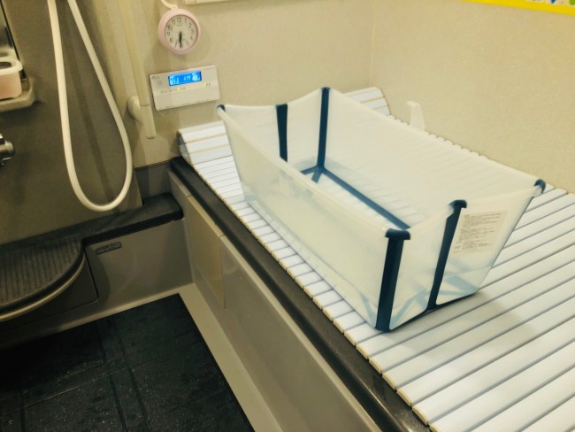 我が家はフレキシバスを愛用。今の季節、お風呂ならあたたかいので、お風呂場で入れています