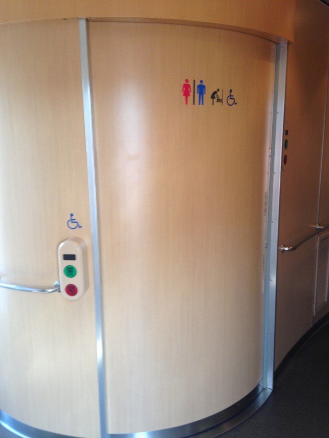 列車の中にあるとは思えない、大きなバリアフリートイレ