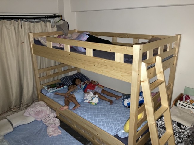 子どもが成長して寝るスペースや部屋が変化していくことを考えると、みんなで同じ寝室で寝かしつけも今だけの貴重な時間です