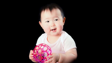 夢中で遊んでくれる! 外食時&移動時に欠かせない、鉄板のオモチャ教えます♪