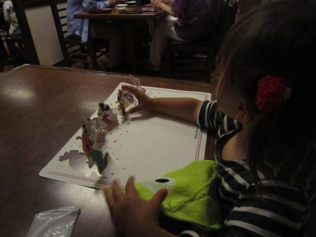 レストラン北斎にて。子ども用のランチョンマットやエプロンを用意してくれます