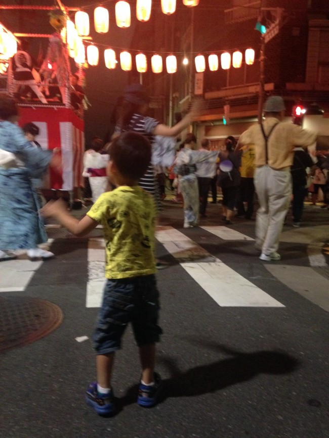 こちらは浅草の盆踊り。親も子も、よい夏の思い出に♪