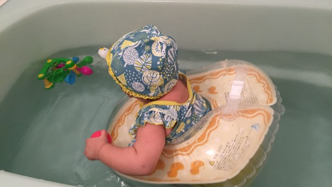 スイマーバから、新しいボディリング発売! もうすぐ1歳になる娘がチャレンジ