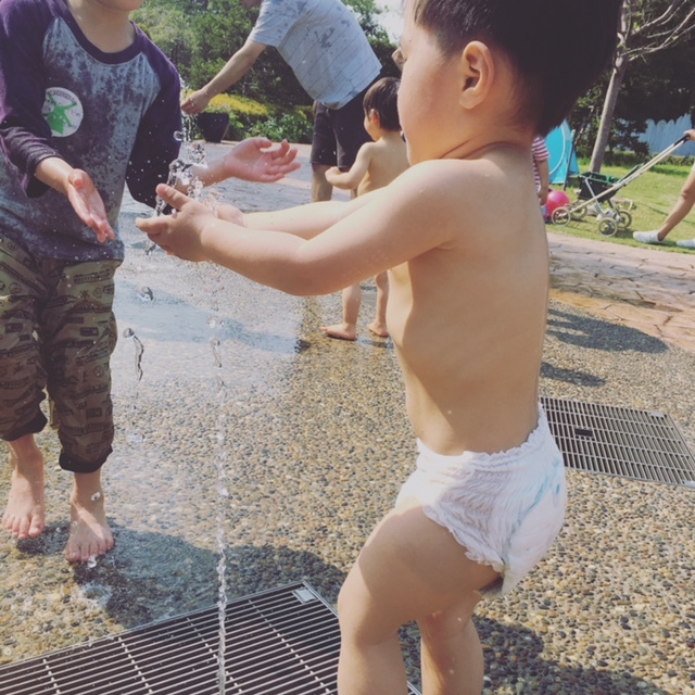 暑い日は、じゃぶじゃぶ水を浴びて遊びたいですね！